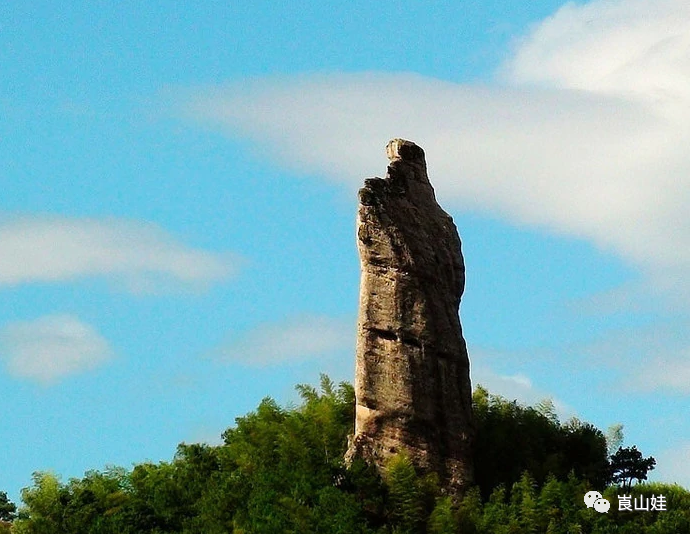 将军石是一座高约百米的巨石峰,如一位活灵活现的古代武夫,头部神情