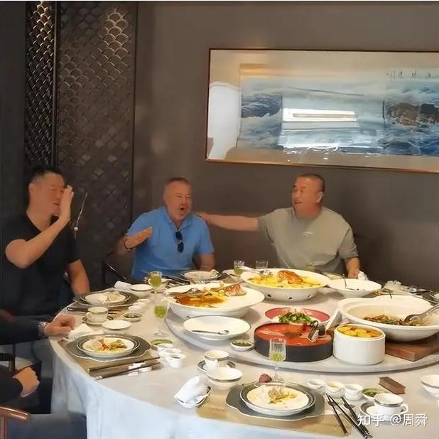 亚森后台比较硬!青岛海牛乔伟光亲自下场为亚森以及球队加油打气