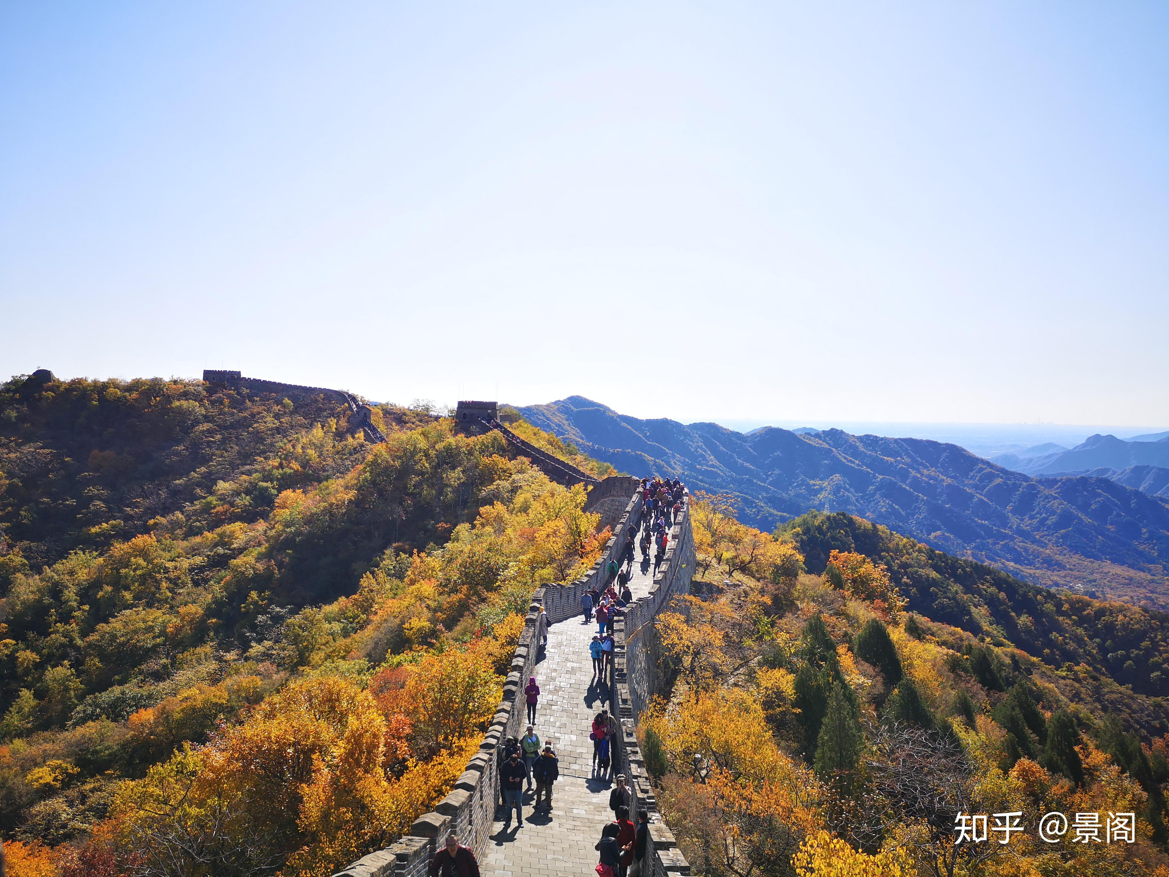 在停車場步行到山上檢票口的這200米,有個中華夢石城.