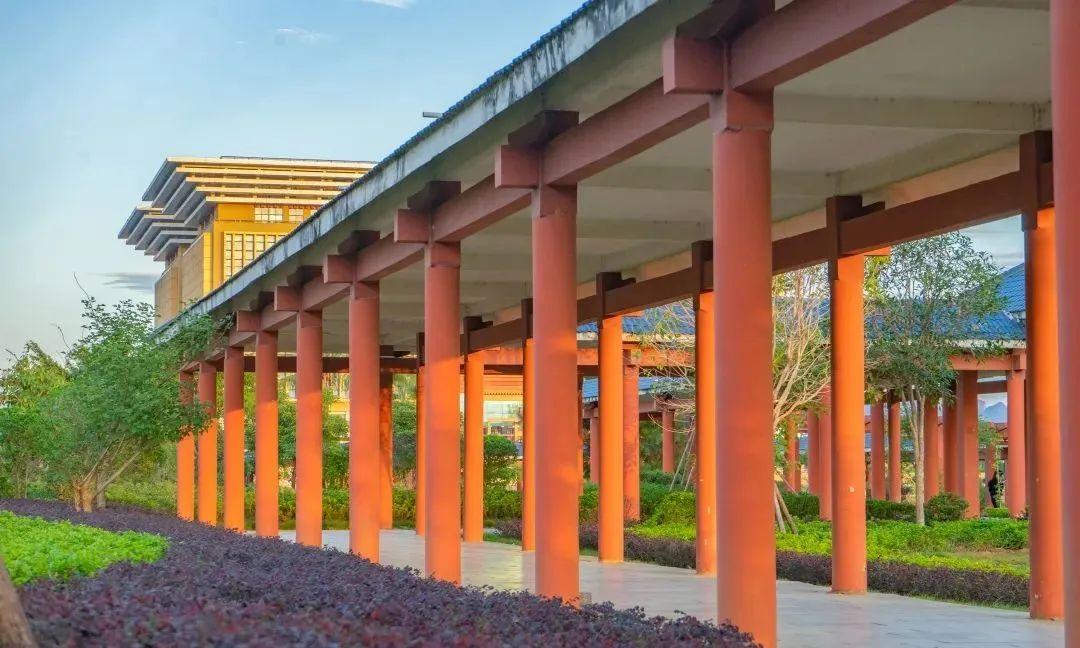 其前身是创办于1942年的国立桂林师范学院英语系,先后更名为广西师范