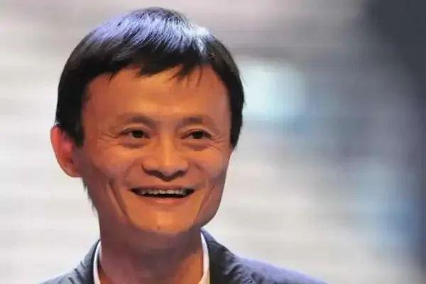 被拼多多追着砍一刀熟悉的马云回来了