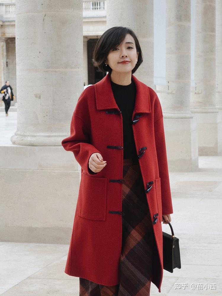如果你选择红色大衣,那么暗红色会更实用