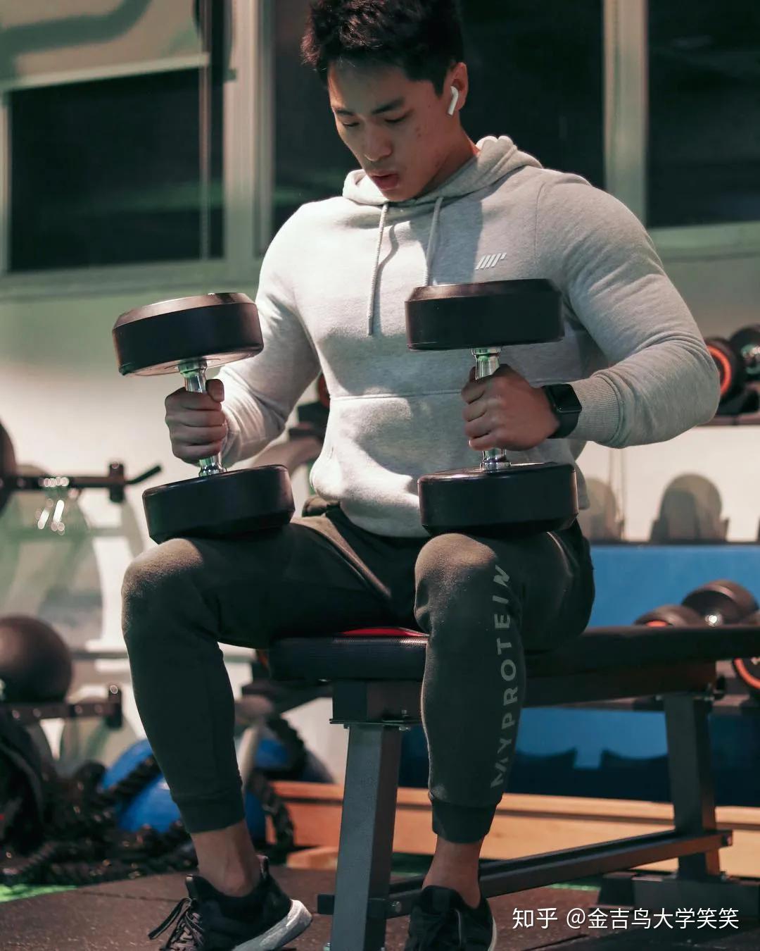 当然除了街健技术动作的训练外,为了肌肉力量更全面综合的强化,保持