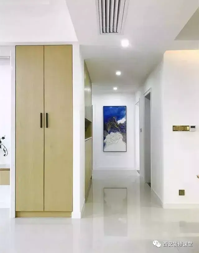 过道镶嵌柜子收纳美观