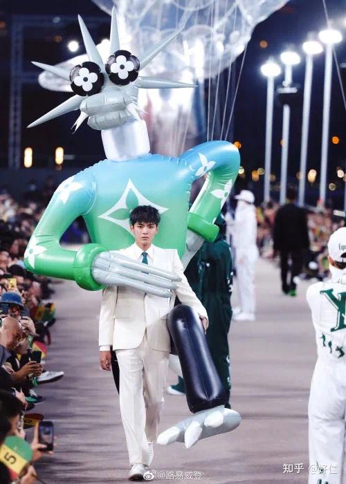 lv充气背心卖2万6网友付我200我来