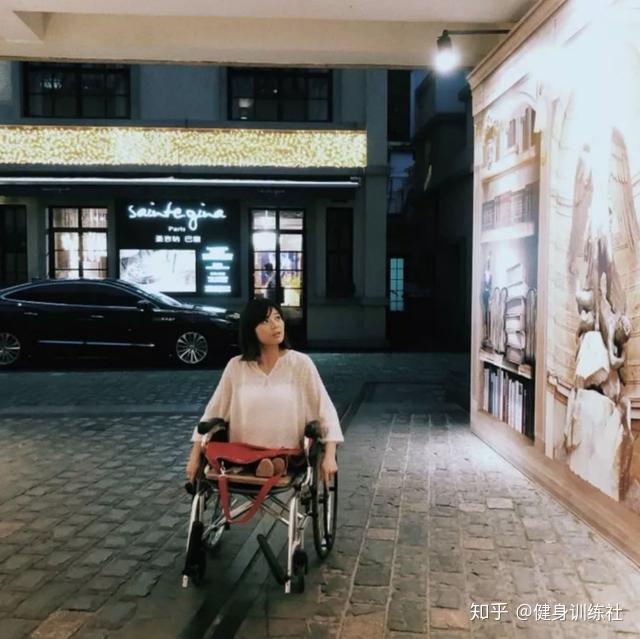 无腿女孩靠直播创业俯卧撑倒立打球