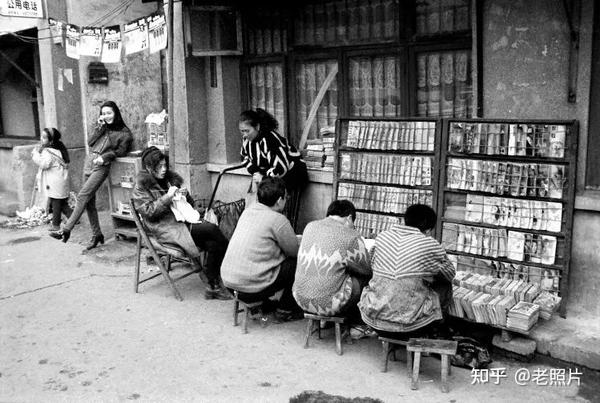 老照片：昔日街头的“小人书摊” - 知乎