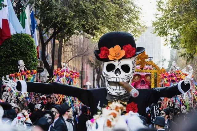 葬礼办的像party,用狂欢祭奠死亡,同样是鬼节,墨西哥的画风却非比寻常