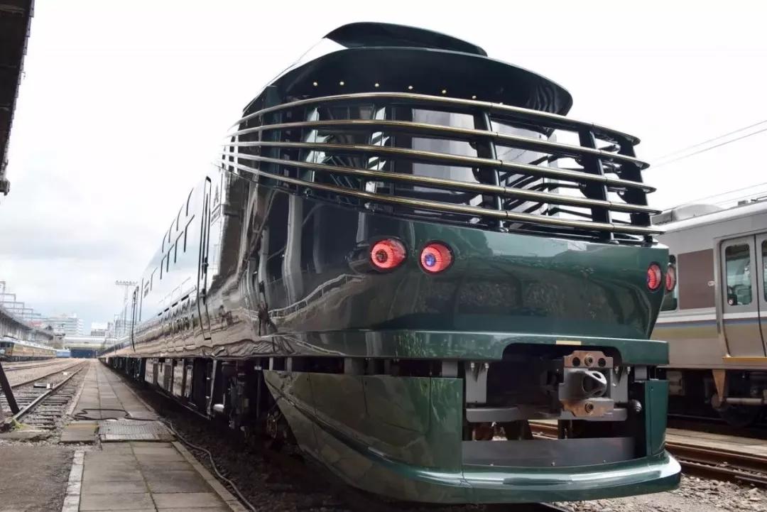 瑞风号也是日本豪华列车的代表,车厢内部的设计十分的豪华,甚至可以