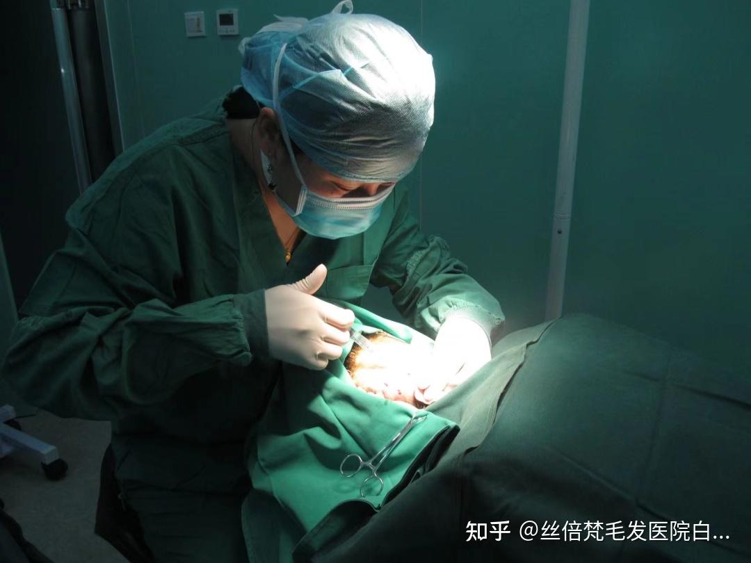 术前准备好一切手术事项之后,开始植发手术,现进行麻醉的注射,主要以