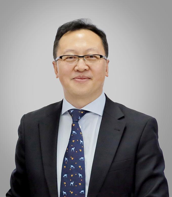 叶圣陶研究会理事,纽约大学全奖得主,武汉大学博士;曾就职于外交部