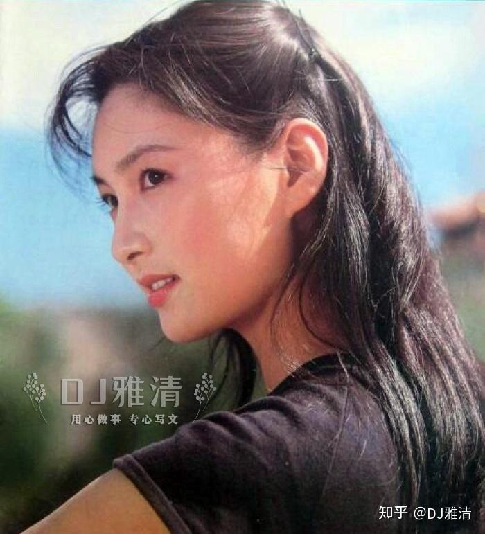 1981年被导演滕文骥发现,在电影《苏醒》中出演了田松一角