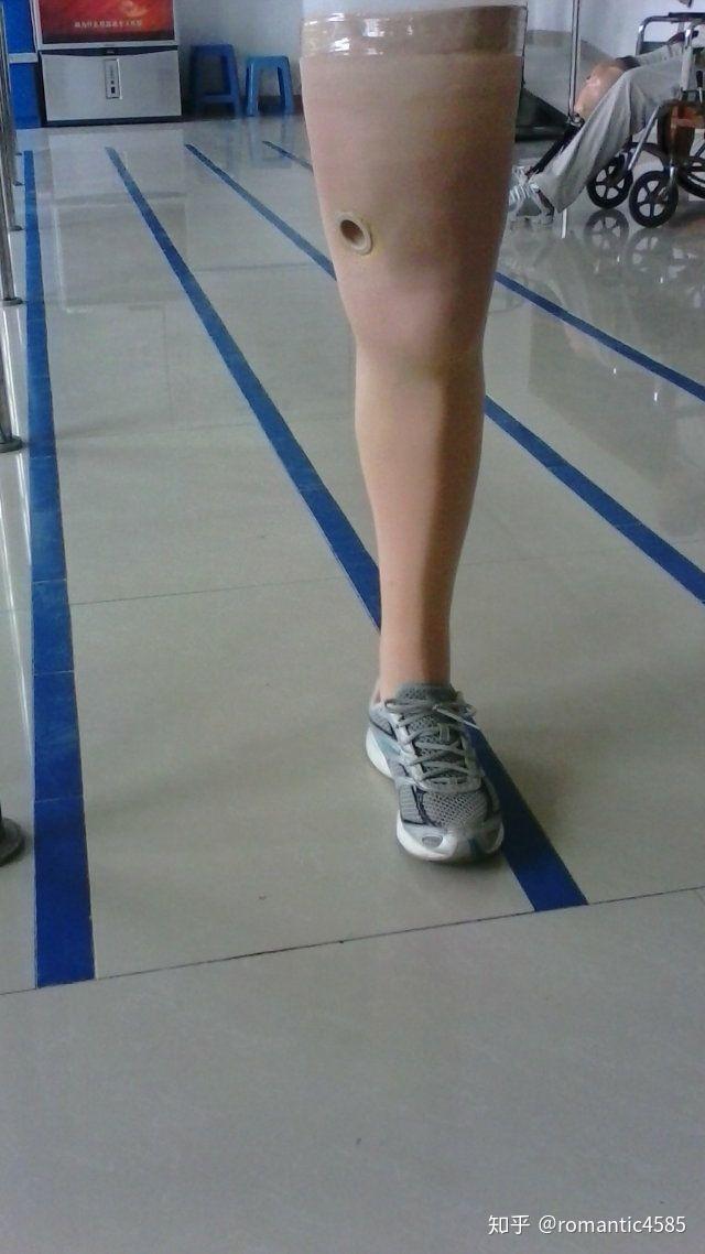 才能保证坐立是大腿等长,站立式膝关节打弯处在同一个水平面上