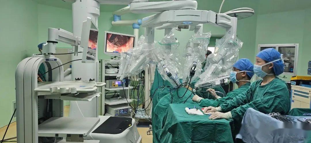 江门市中心医院江门首台多孔腔镜手术机器人正式上岗