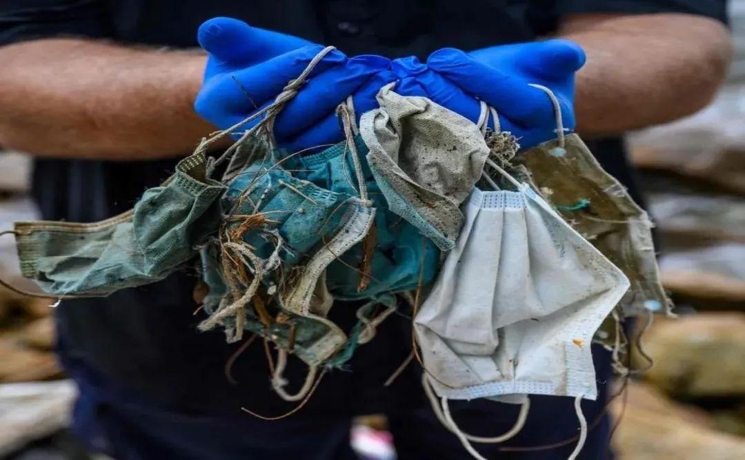 口罩居然成为全球最大污染源1年被丢弃近16亿个自然降解需450年网友