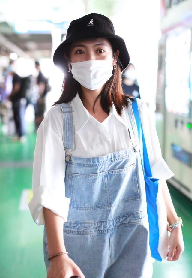 名门泽佳邢菲小可爱现身机场穿牛仔背带裤搭白衬衫效果尽显休闲甜美范