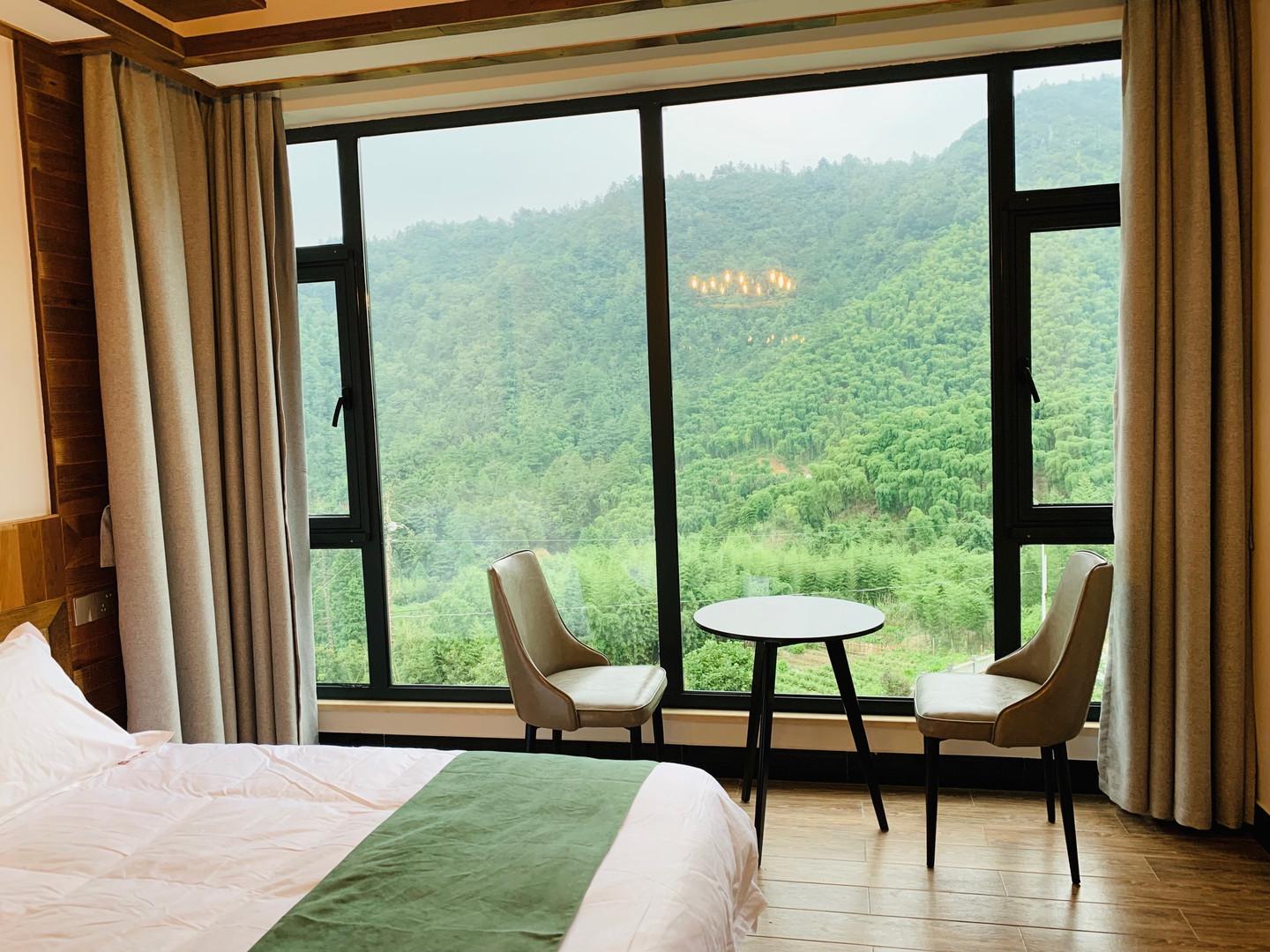 隐藏在山里的民宿窗外就是青山峡谷躲在房间看山景就足够了