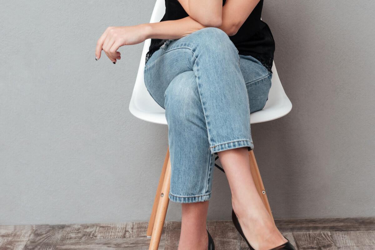 翘脚坐让人显得优雅又舒适这个习惯会让孕妇的下背部更痛了