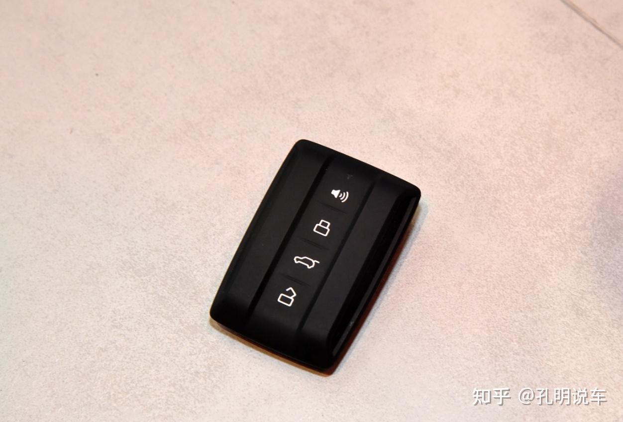 插混坦克400上市,实车进店机甲风挺霸气,比"豹5"亲民