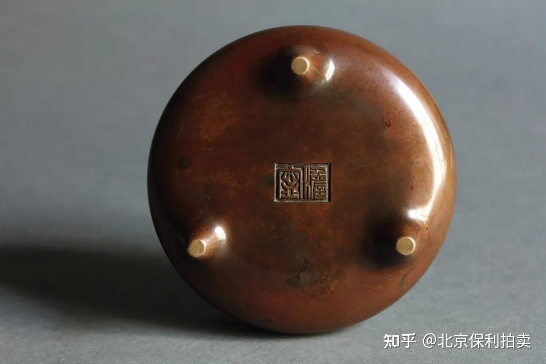 中国　古銅宣徳銅　洪字底款福禄寿禧　酒盃　一對　C　R7094E AN ARCHAIC BRONZE RITUAL FOOD VESSEL, DING LATE SHANG