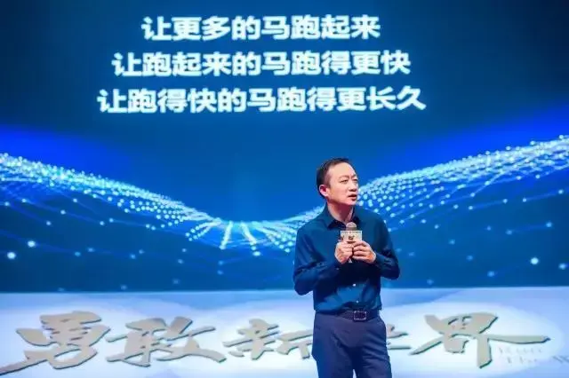 吕克还告诉大学生们,来华为工作可以与全球知名科学家,诺贝尔奖得主