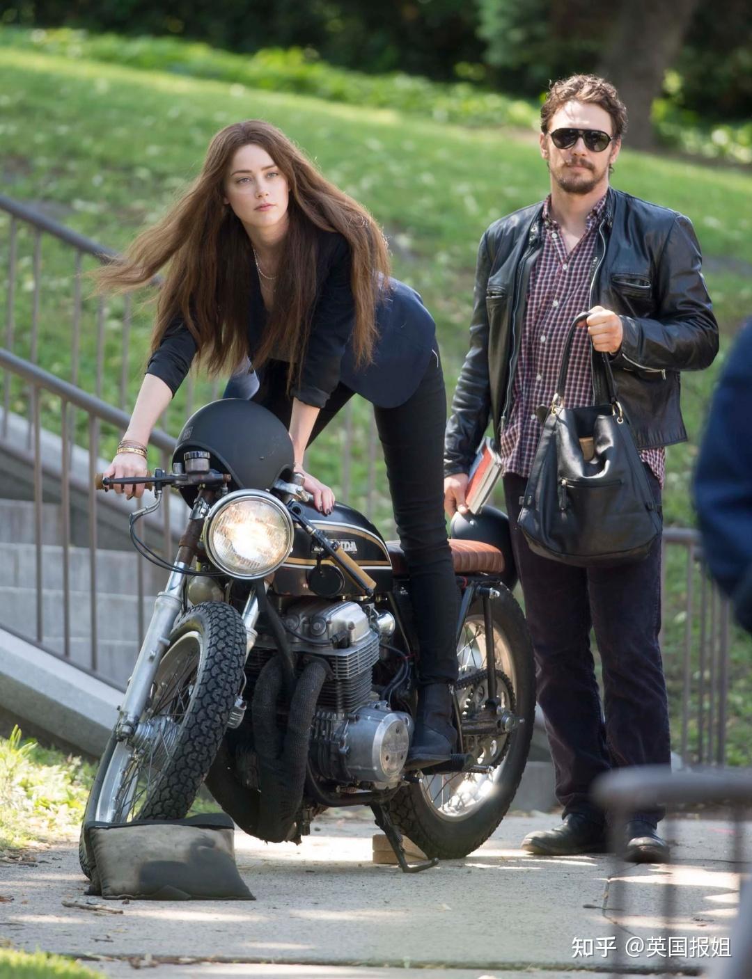 安珀在庭上表示,德普第一次打自己是在结婚前两年,当时她拿德普的纹身