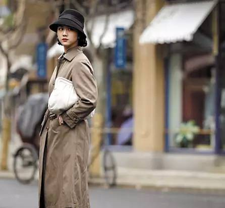 汤唯经典造型之一:旗袍配风衣   又潮又古典