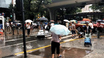 服装人的字典里没有 假期 二字 不管刮风下雨总是坚守在一线 知乎