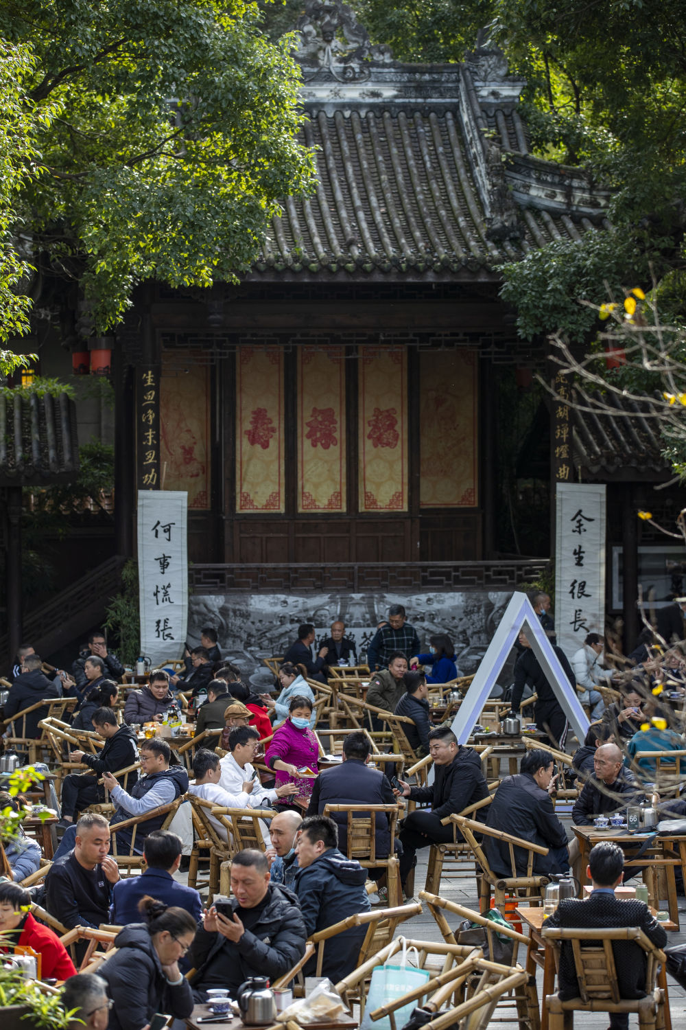 成都茶铺里氤氲着时光人生与家国