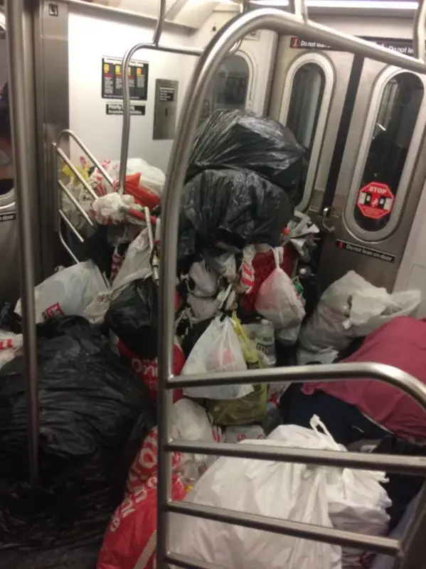 日常乘客深陷地铁垃圾海洋里的样子是这样——如果仅仅是塑料垃圾也就