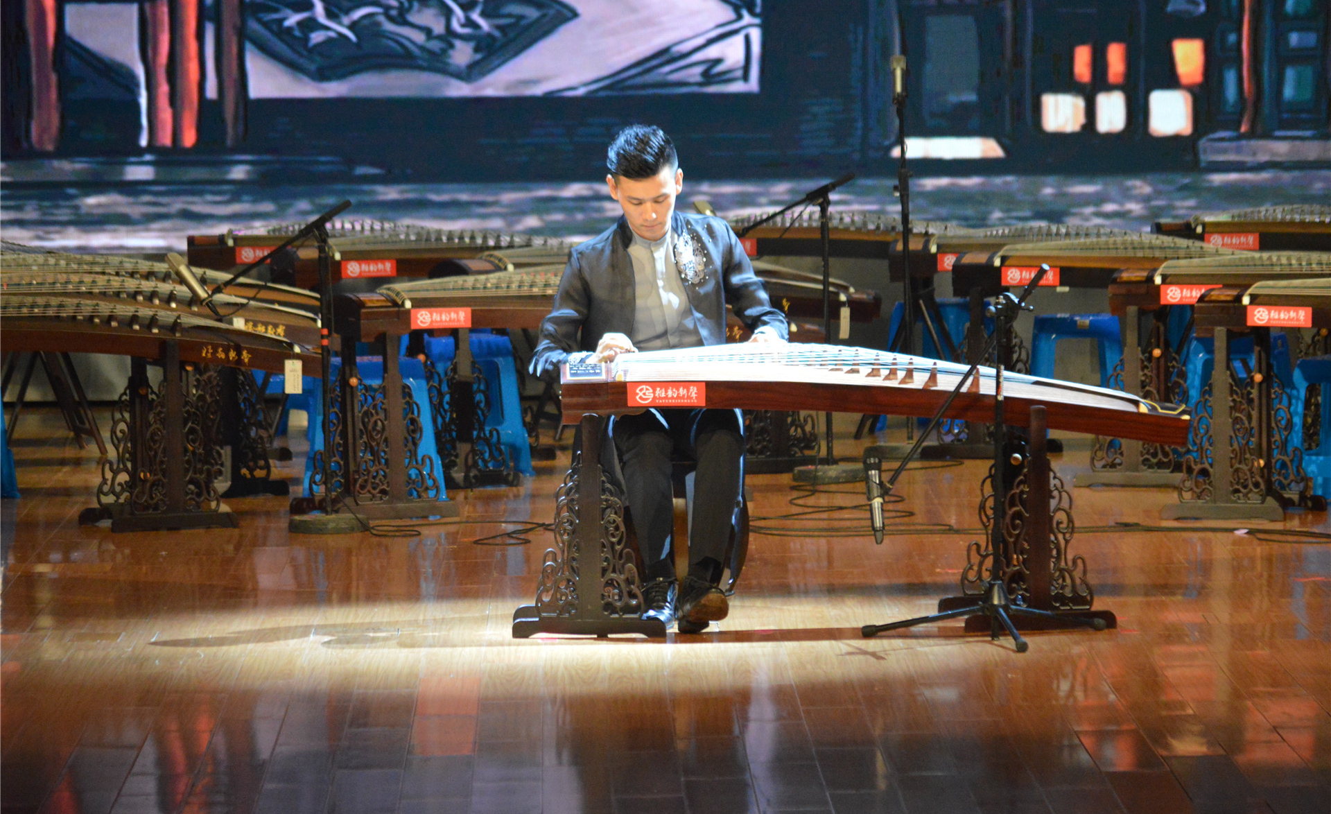 男孩子弹古筝很帅气发布于 21 小时前 · 775 次播放古筝乐器乐器演奏