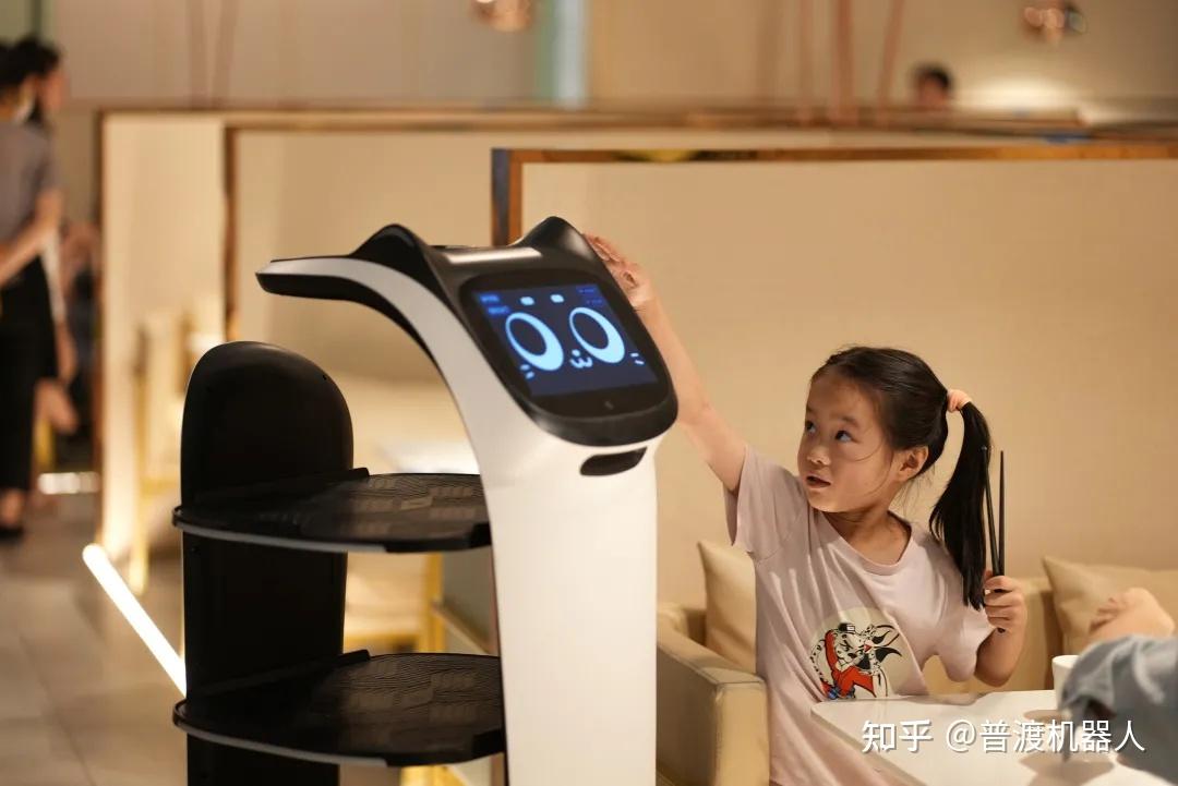 普渡机器人贝拉强势入驻集膳斑斓助力餐厅服务智慧升级