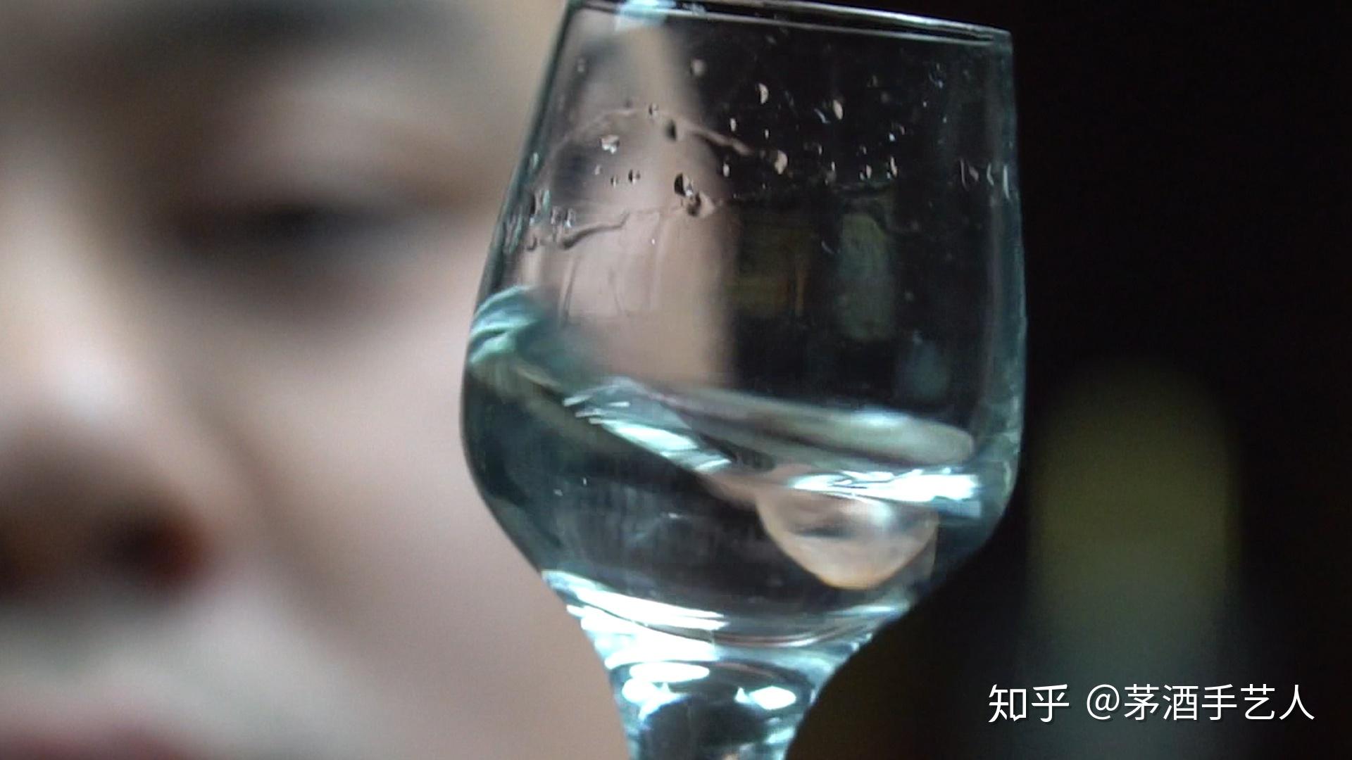 茅酒守艺人品酒老茅台调出的众亲陈酿