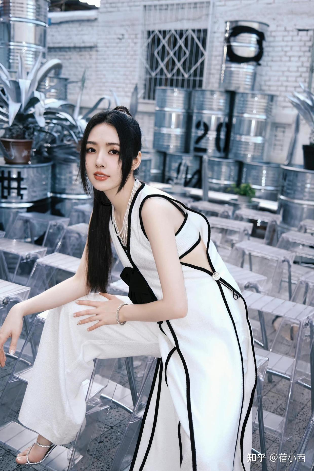 这一次的郭碧婷用这种修身的抹胸连衣裙展现出了她的身材曲线,上面