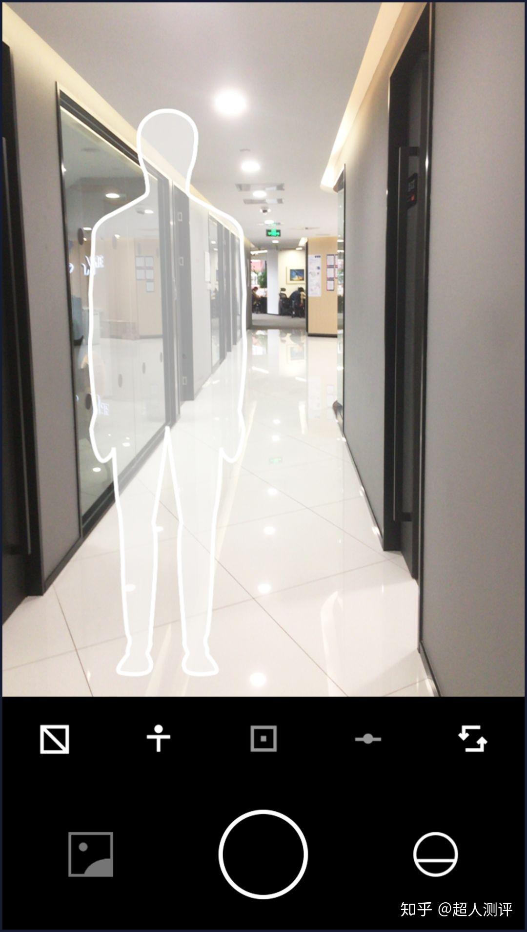 让路人把你拍进虚线人影内就ok啦只要你自己选好景路人拍照神器赢很大