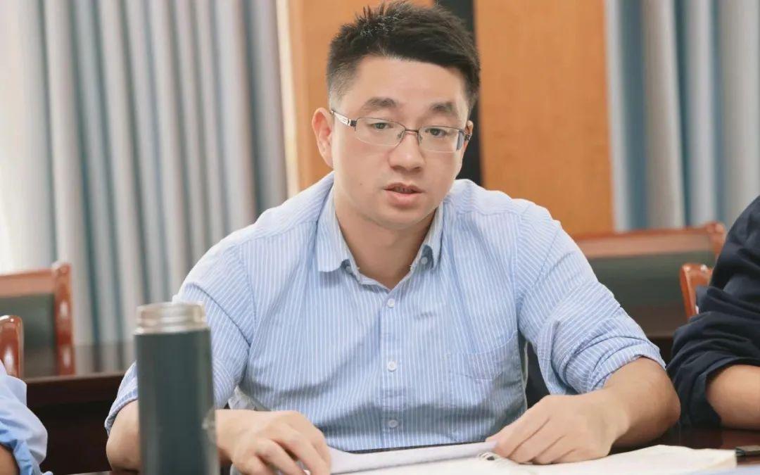 车间主任代表梁尧尧老师和赵立峰老师作安全开车承诺表态,张正波老师