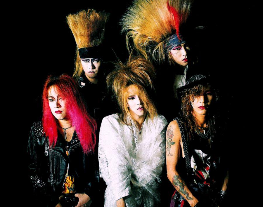 虽然x japan成立起,乐队成员们就顶着一头洗剪吹风格的非主流造型