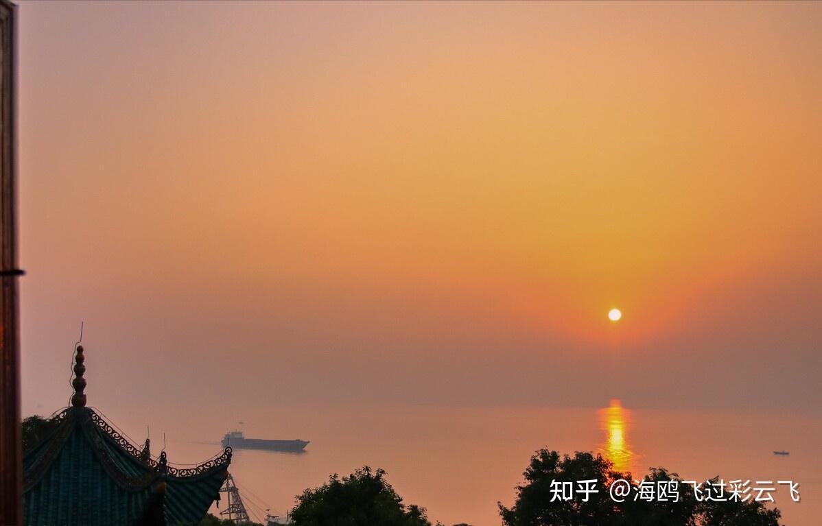 《自夏口至鹦鹉洲夕望岳阳寄源中丞》 刘长卿 〔唐代〕 汀洲无浪复无烟,楚客相思益渺然。 汉口夕阳斜渡鸟,洞庭秋水远连天。 孤城背岭寒吹角,独树 ...