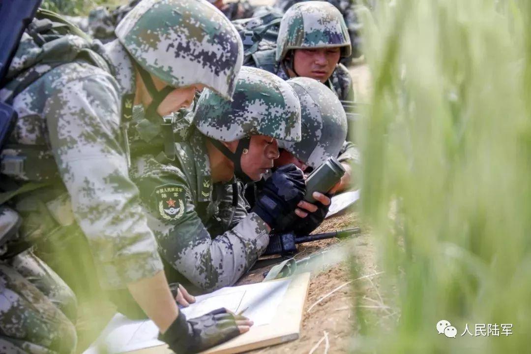 某旅合成二營士官參謀張慶龍進行軍事地形學訓練