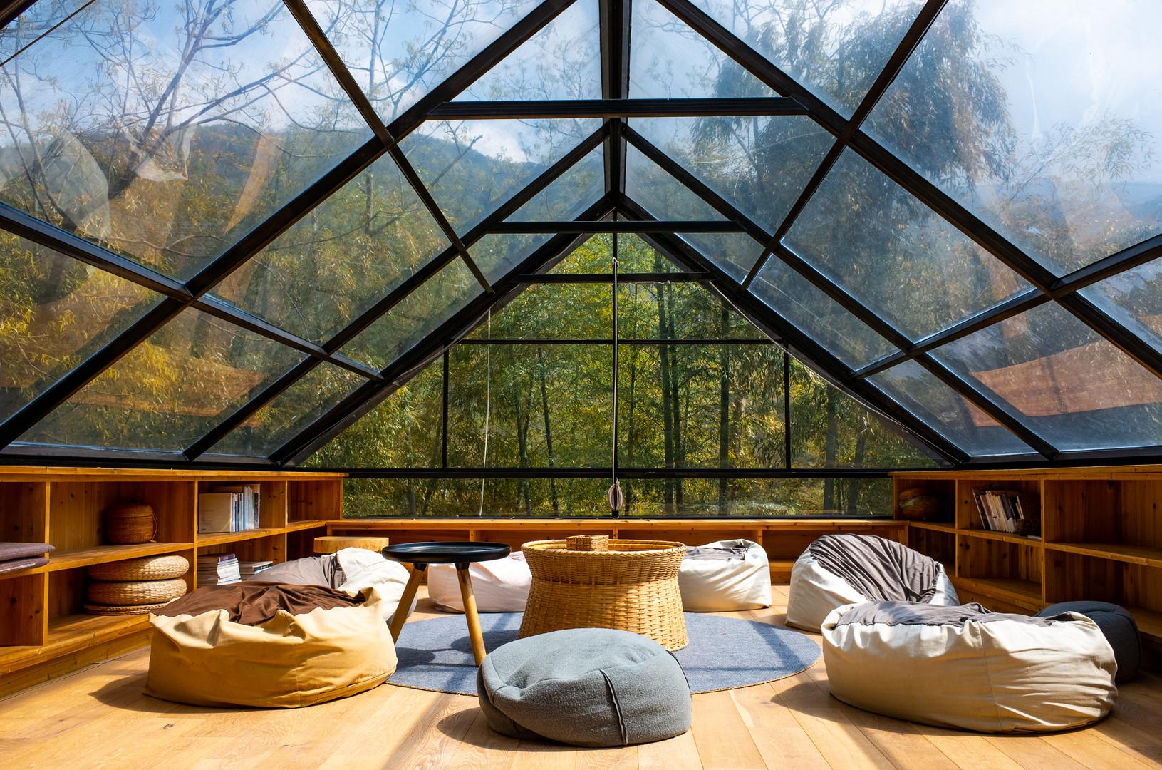 木头主题让这家民宿变的简约玻璃屋顶让你躺在床上就能看星空