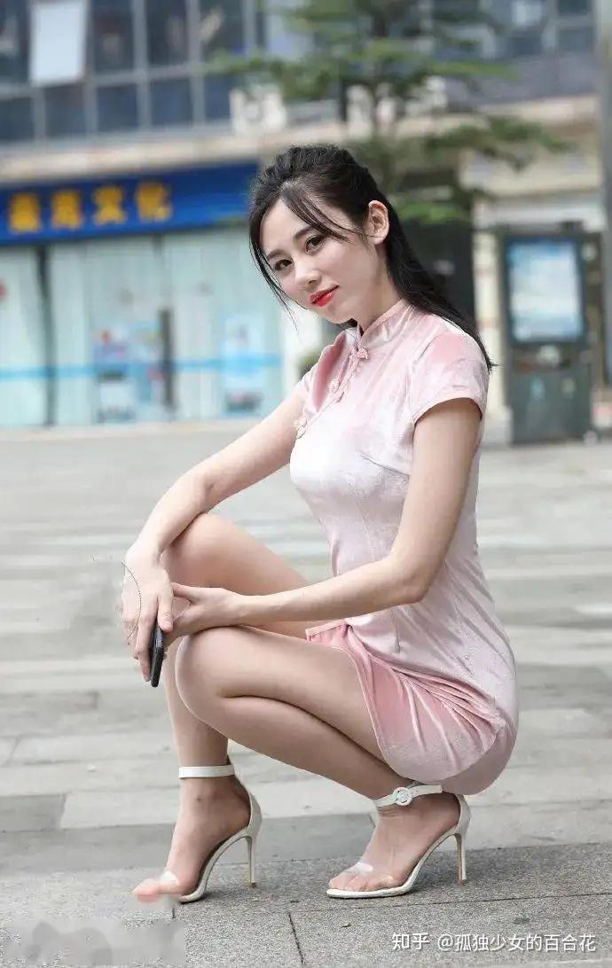 长袖上衣牛仔裤,变成了丝袜高跟小旗袍.