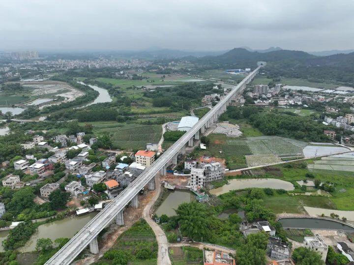 建設中的廣汕高鐵三棟鎮段在廣汕高鐵箱梁場吊運箱梁,運往線路上進行