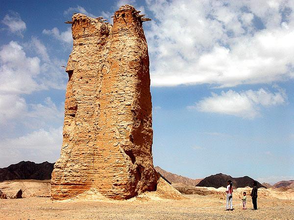 烽火台为实心夯土台体,上部外延木制横梁以铺设木板,参考汉魏坞堡建筑