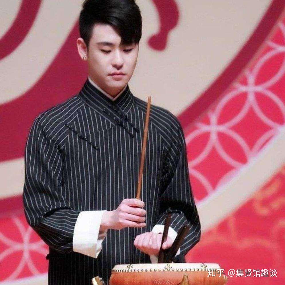条纹的双排扣大褂了,一共有三件,一件是黑条纹的,一件是黑色底白条纹