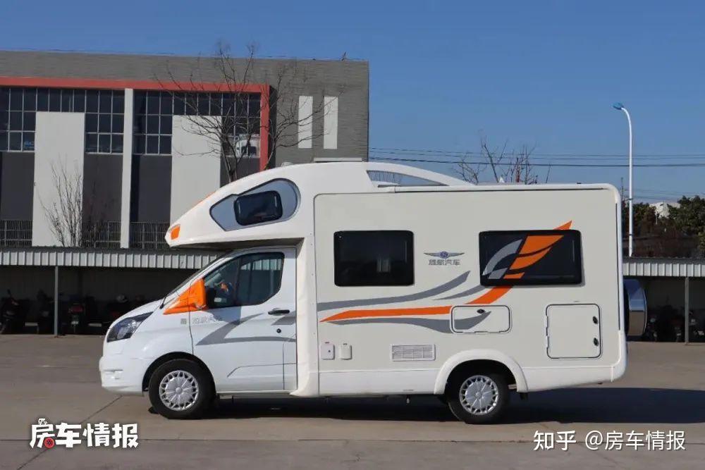 適合夫妻二人的福特房車,空間夠用水電充沛,2.