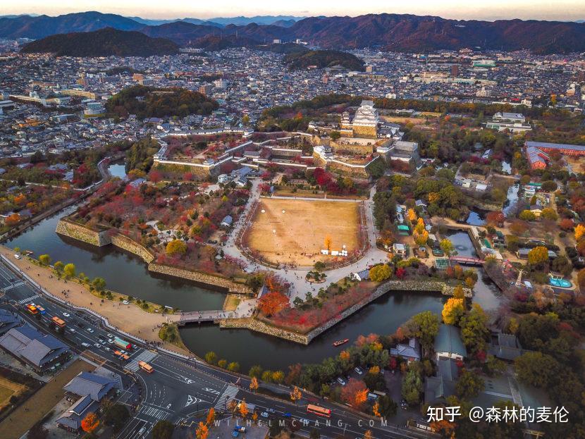 图:姬路城(日本兵库县) 本丸的前方和两侧都筑有庞大的郭,而后方则用