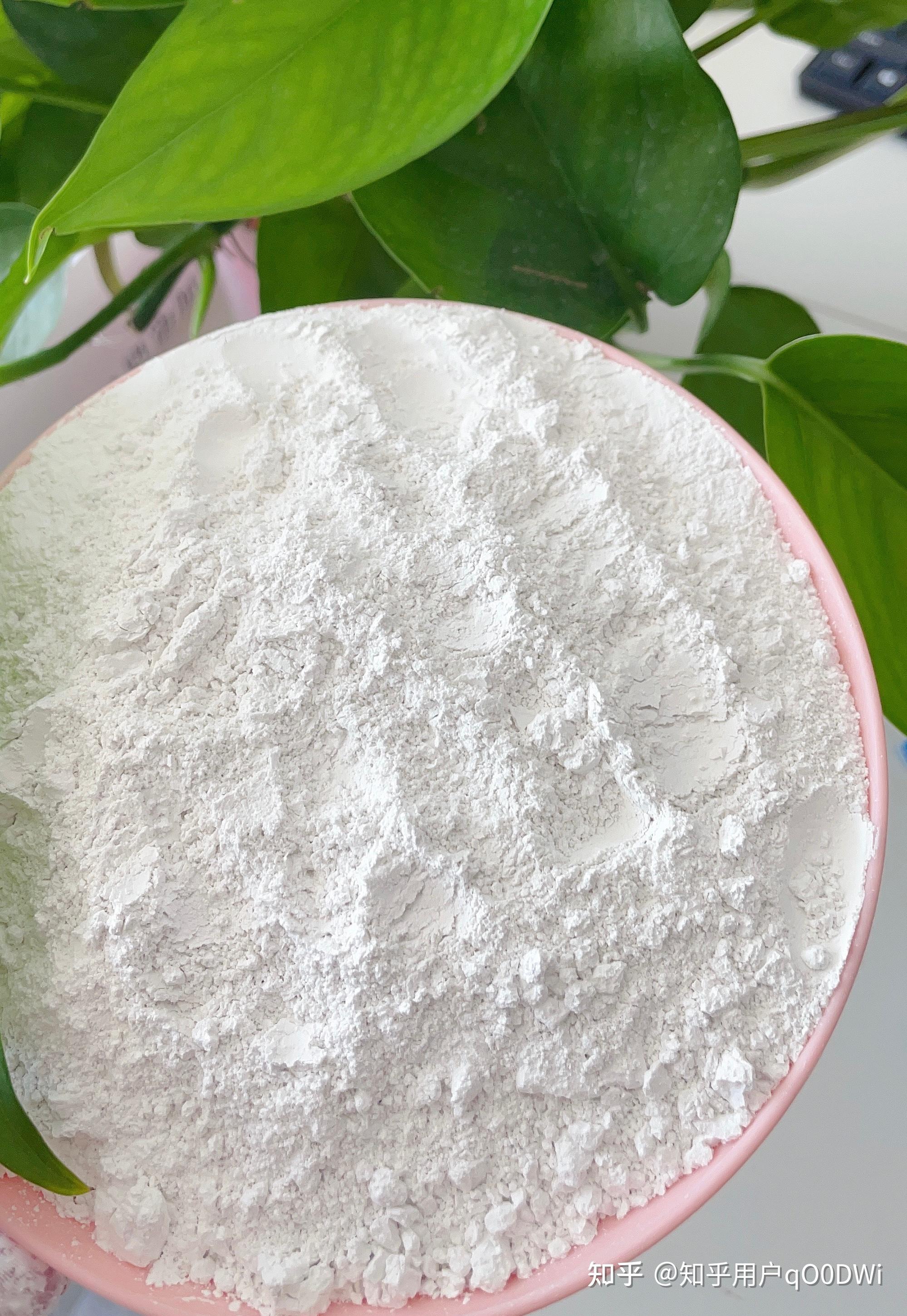 滑石粉滑石块滑石是一种天然的矿石经过水洗风干磨成粉,就叫做滑石粉