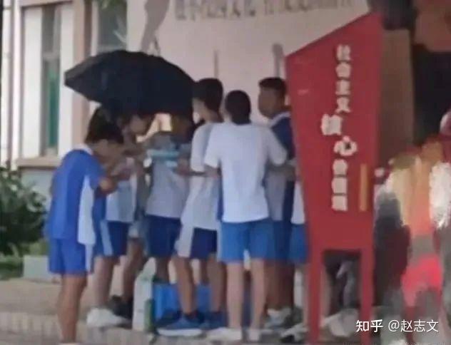 深圳某学校学生未在校内订餐,被赶出教室淋雨吃饭? - 知乎