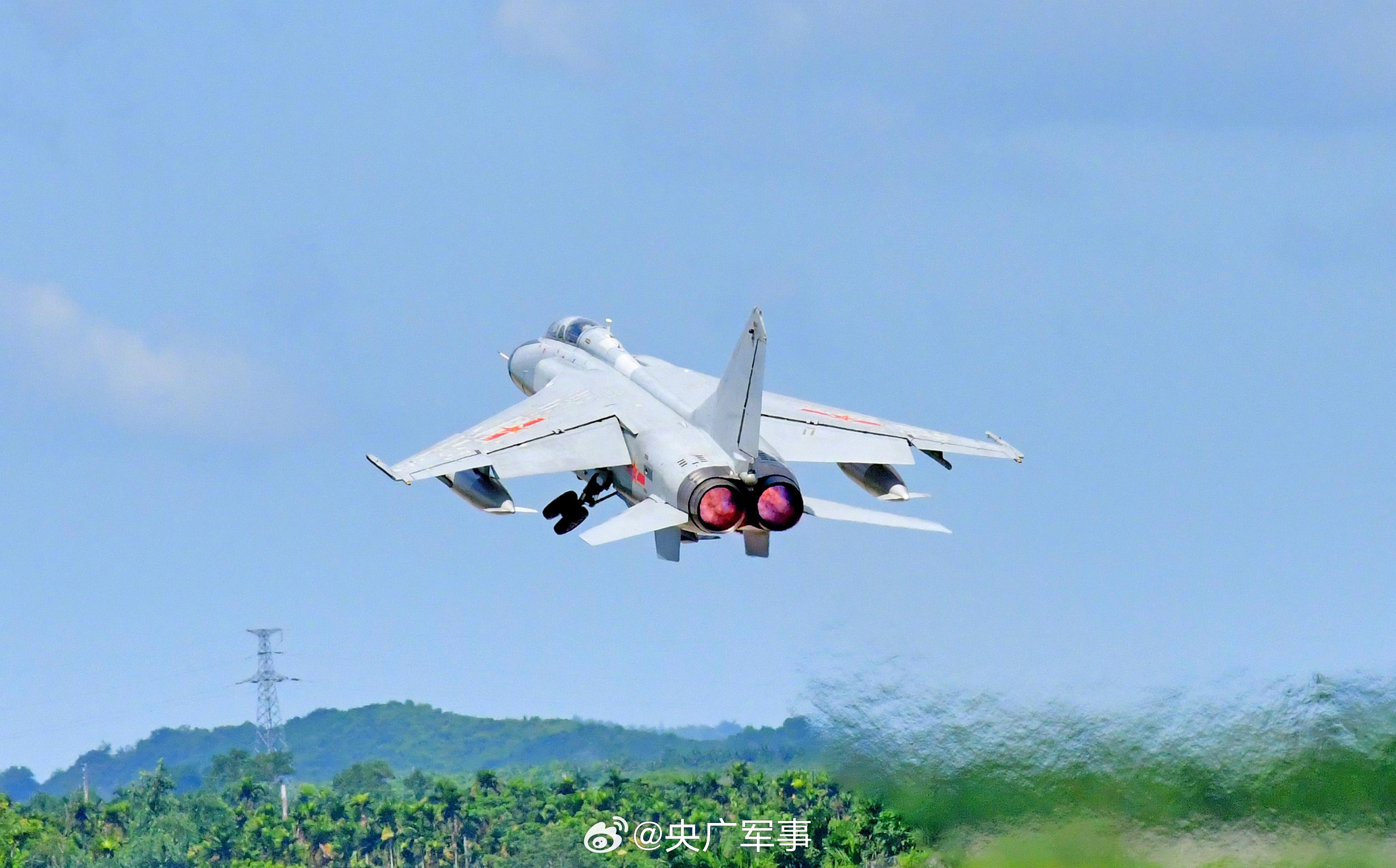 歼轰-7绰号"飞豹",为中国自主研制的多用途,全天候,超音速歼击轰炸机