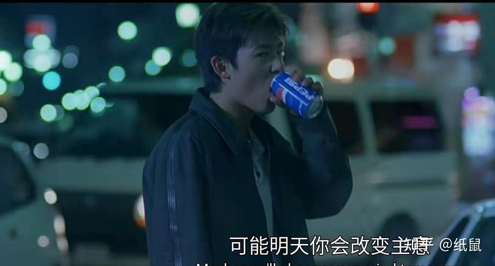 罐装可乐的蓝色包装上是陈冠希的侧面头像,他是2005年的百事可乐中华